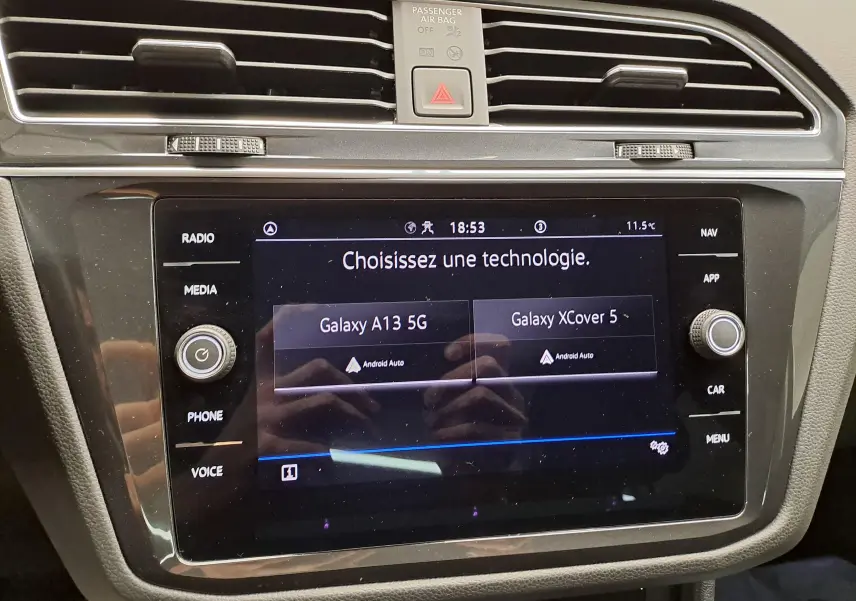 Écran tactile central du Volkswagen Tiguan 2022 affichant le choix de connexion Android Auto, entouré de commandes média.