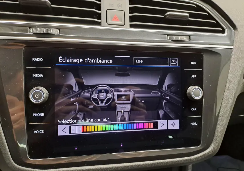 Écran tactile central du Volkswagen Tiguan 2022 affichant le réglage de l’éclairage d’ambiance intérieur.