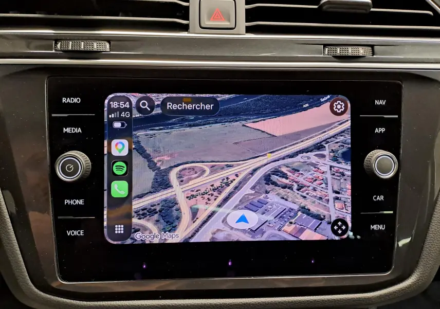 Vue rapprochée de l'écran tactile central du Volkswagen Tiguan 2022 noir intense, affichant la navigation GPS.