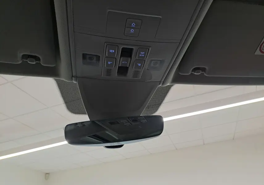 Vue intérieure du plafonnier et rétroviseur intérieur du Volkswagen Tiguan 2.0 TDI 2022 en noir intense.