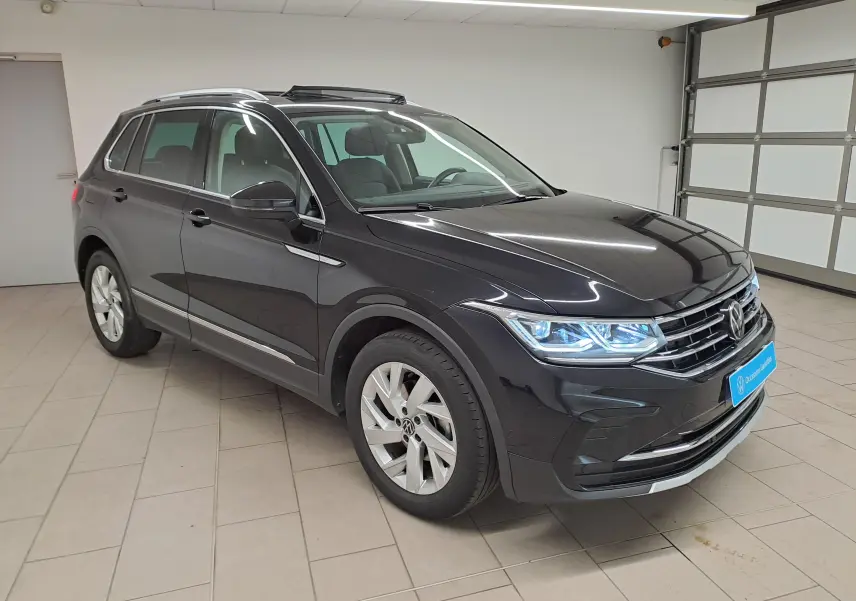 Volkswagen Tiguan 2.0 TDI 2022 noir intense en 3/4 avant droit avec crochets d'attelage escamotables visibles.