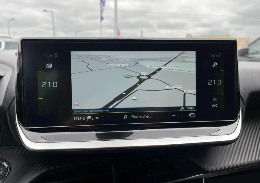 Écran tactile 7 pouces du système de navigation 3D de la Peugeot 208 2022, vue intérieure frontale.