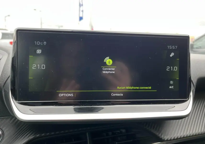 Écran tactile 7 pouces de la Peugeot 208 2022 affichant la connexion Bluetooth et la température à 21°C.