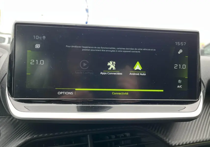 Écran tactile 7 pouces du tableau de bord de la Peugeot 208 gris clair, affichant Android Auto et apps connectées.