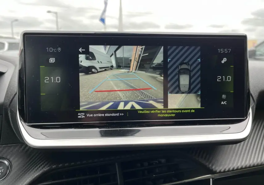 Écran tactile 7 pouces de la Peugeot 208 2022 affichant la caméra de recul et l'aide au stationnement.