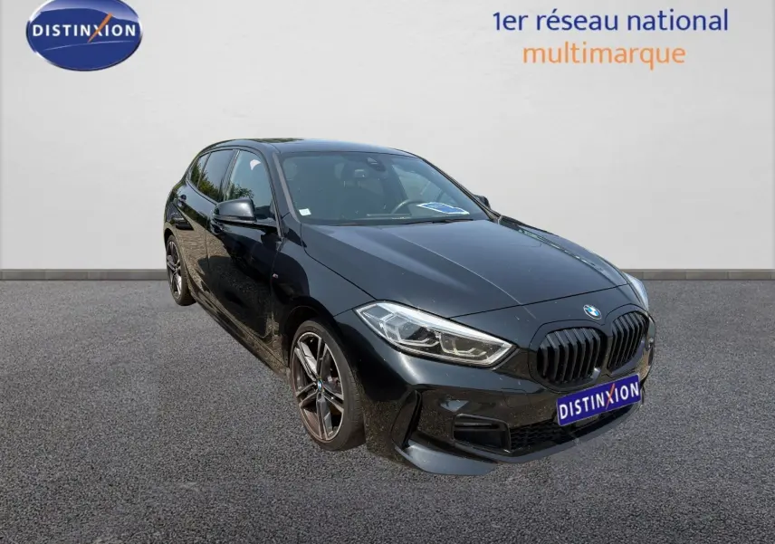 BMW Série 1 116d noire vue en 3/4 avant droit, avec calandre noire et jantes sport M, sur fond neutre.