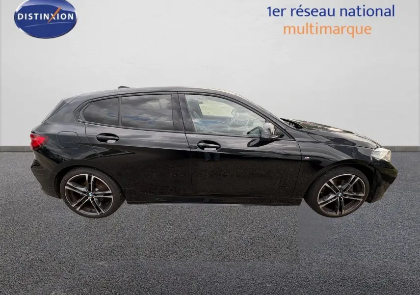 BMW Série 1 116d noire vue de face, mettant en valeur sa calandre noire et ses phares LED distinctifs.