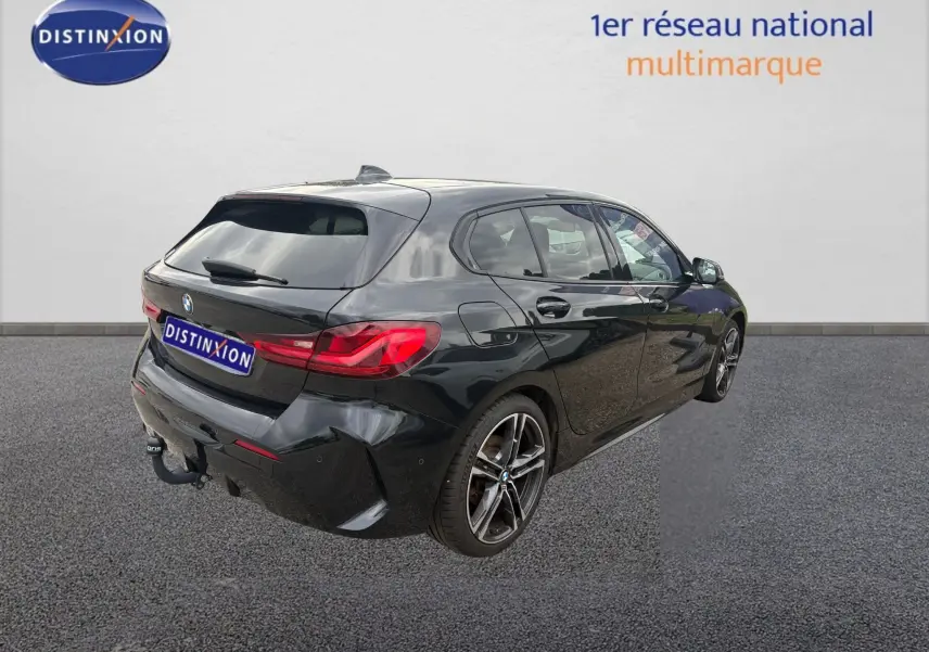 Profil côté gauche d'une BMW Série 1 noire 116d M Sport 2020 avec jantes alliage et vitres teintées.