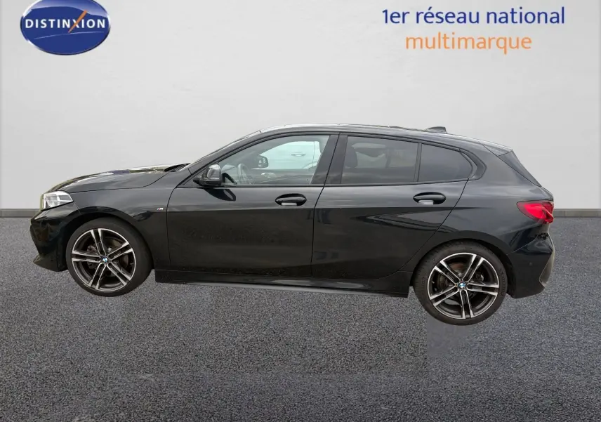 BMW Série 1 116d noire vue en 3/4 avant droit, avec calandre noire et jantes M Sport distinctives.