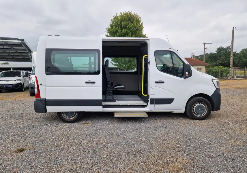 Profil droit d’un Renault Master blanc 2020 avec porte latérale ouverte, marchepied déployé et siège intérieur visible.
