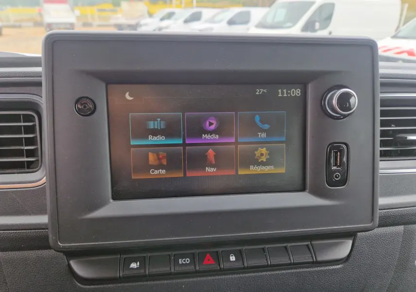 Écran tactile central du tableau de bord du Renault Master blanc, affichant les options radio, média, téléphone et navigation.