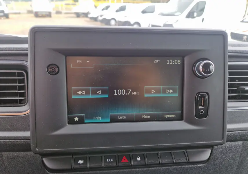 Écran tactile central du tableau de bord du Renault Master 2020, affichant la radio FM sur fond noir.