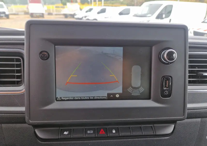 Écran central du tableau de bord du Renault Master 2020 montrant la caméra de recul avec lignes de guidage colorées.