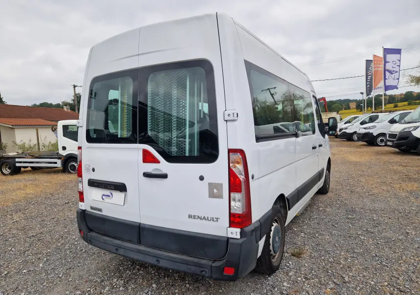 Vue 3/4 arrière droite d’un Renault Master blanc 2020 avec grandes vitres latérales et porte arrière vitrée.