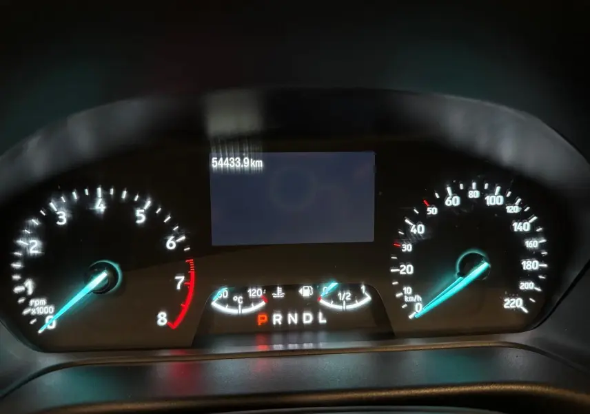 Vue rapprochée du tableau de bord du Ford Puma 2023, affichant le compteur et la boîte auto en position parking.