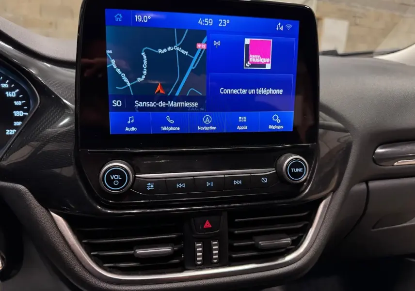 Écran tactile central du tableau de bord du Ford Puma gris Solar 2023, affichant navigation et options multimédia.
