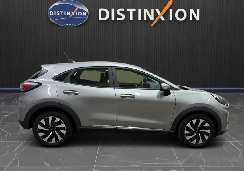 Ford Puma gris solar vu de profil côté gauche, soulignant ses jantes bicolores et lignes fluides.
