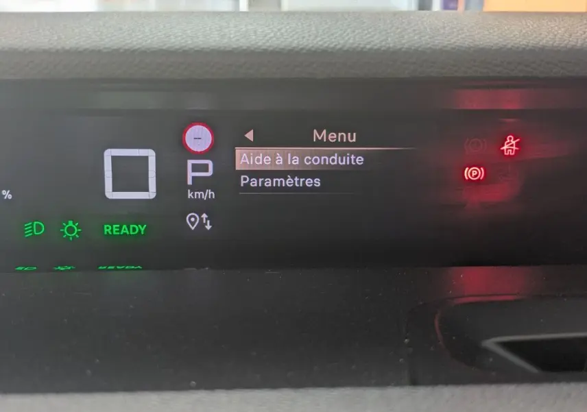 Tableau de bord numérique de la Citroën E-C3 Aircross 2025 affichant le menu d’aide à la conduite.