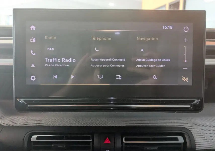 Écran tactile central du tableau de bord du Citroën E-C3 Aircross 2025, affichant les options radio, téléphone et navigation.