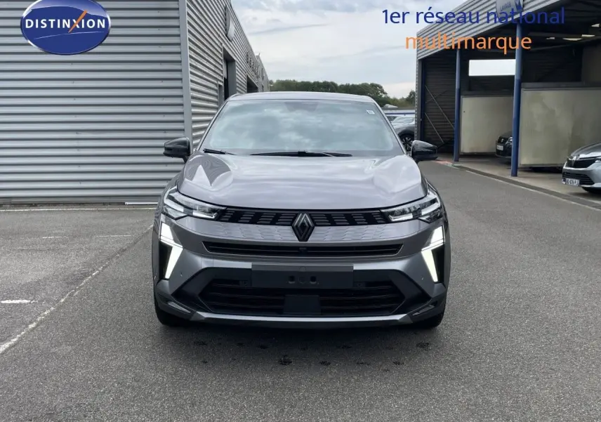 Vue frontale d'une Renault Symbioz gris cassiopée métal avec éclairage LED distinctif allumé.