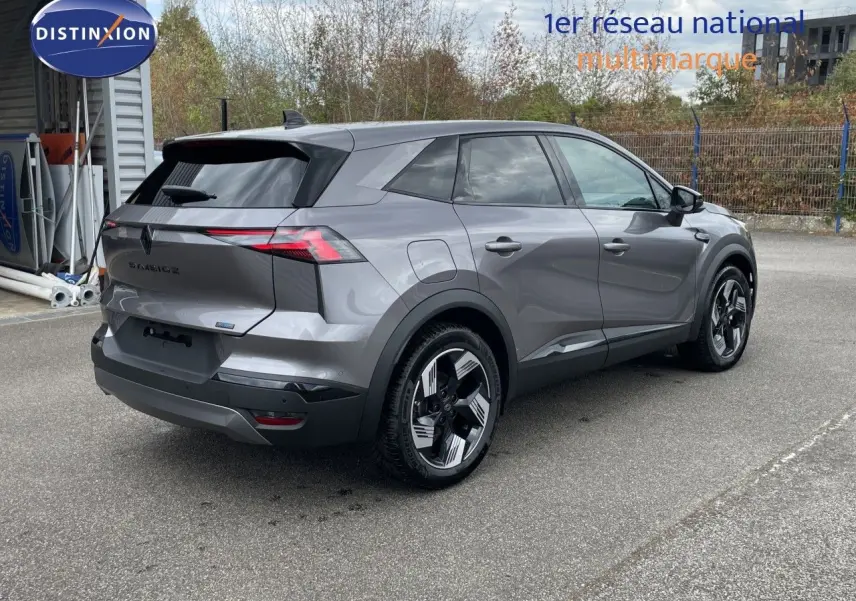 Vue 3/4 arrière droite du Renault Symbioz gris Cassiopée métal avec feux LED et jantes distinctives.