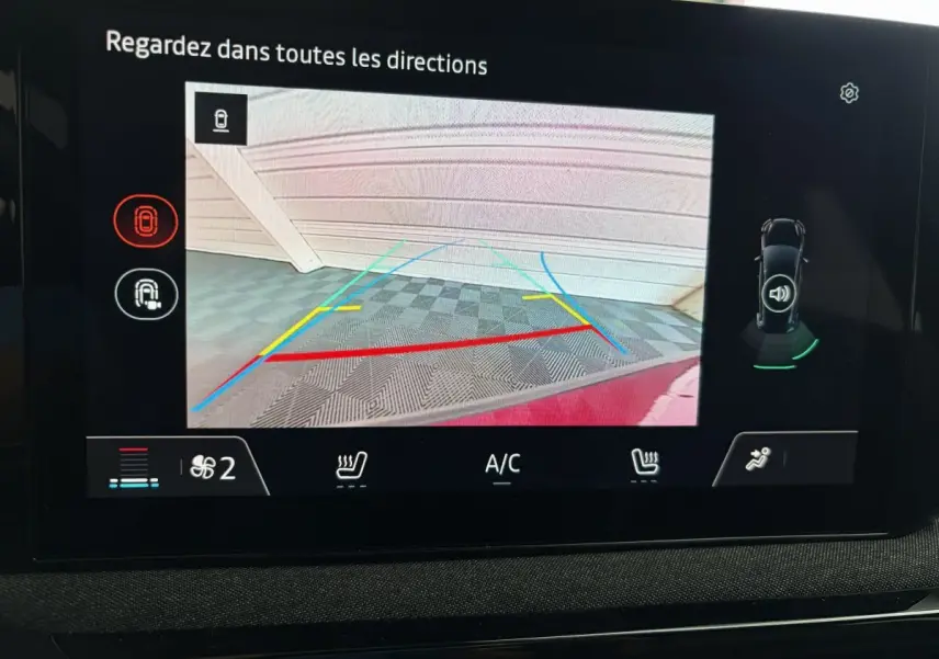 Affichage de la caméra de recul de la Renault Clio rouge 2025, vue arrière avec lignes de guidage colorées.