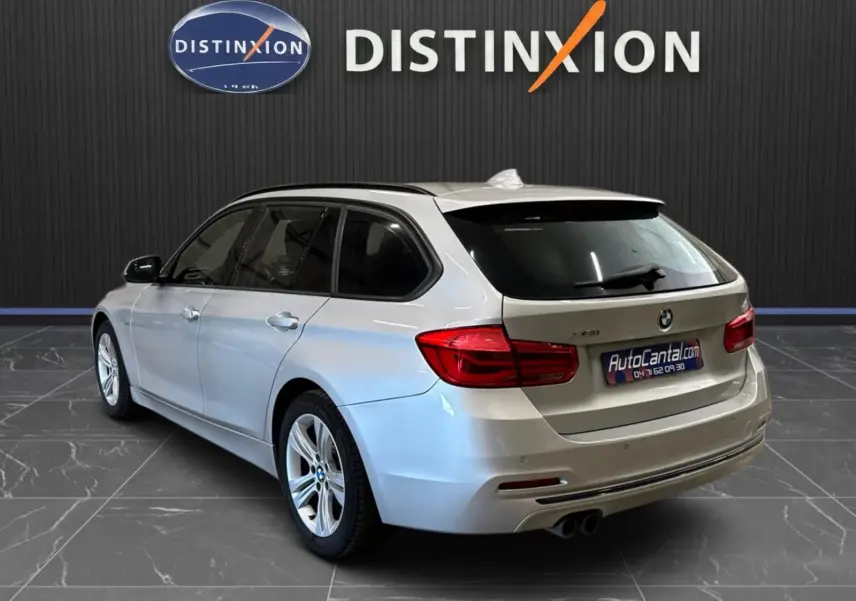 BMW Série 3 Touring F31 gris aluminium vue 3/4 arrière droit, avec attelage électrique et jantes alliage.