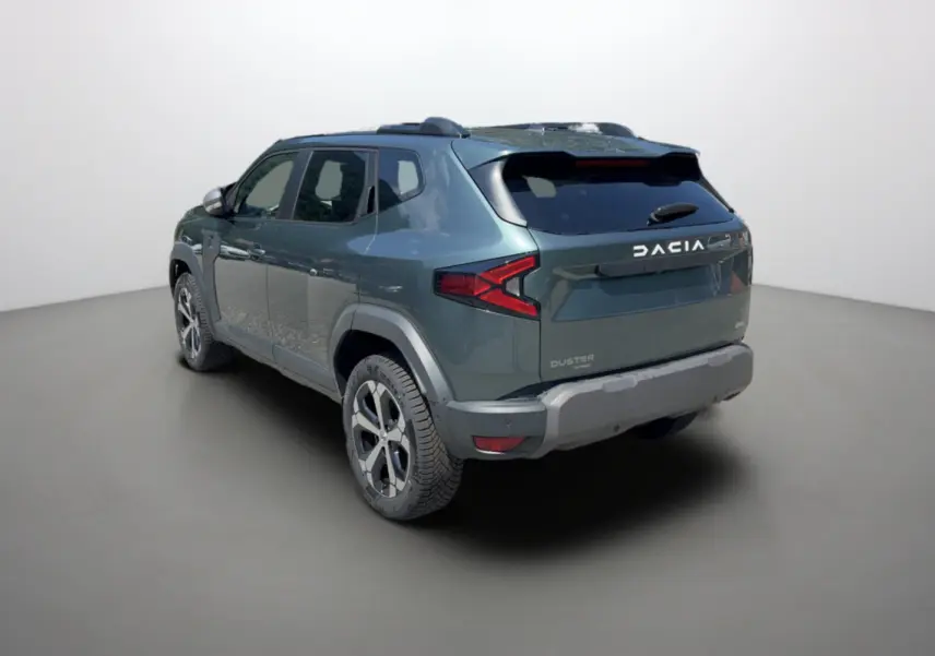 Vue 3/4 arrière droite du Dacia Duster 2026 vert cèdre avec jantes alu 18 pouces et vitres surteintées.