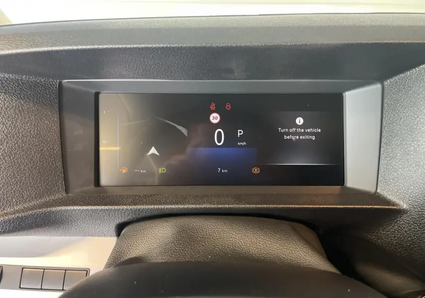 Tableau de bord numérique noir et blanc du nouvel Opel Vivaro 2025, affichage vitesse et alertes visibles.