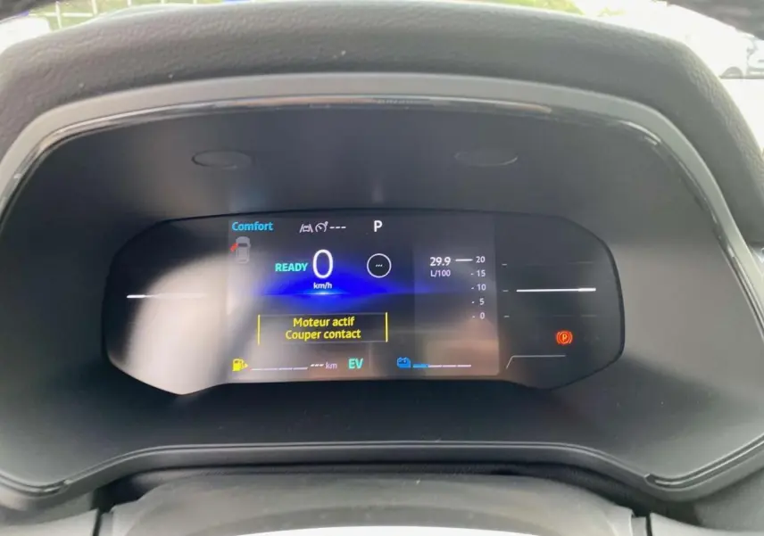 Tableau de bord numérique du Renault Captur 2025 affichant la vitesse à 0 km/h et mode confort activé.