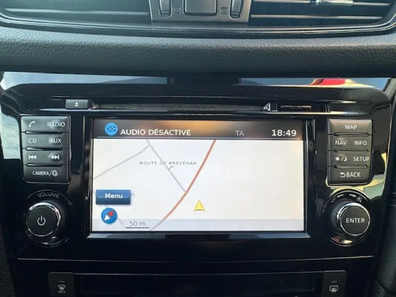 Vue rapprochée de l’écran tactile noir du système de navigation du Nissan X-Trail 2018 avec commandes autour.