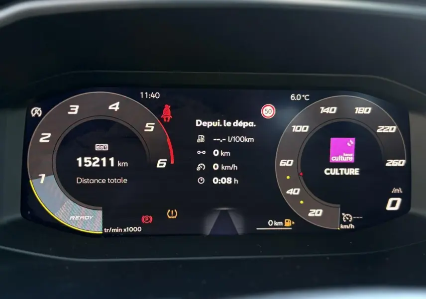 Affichage numérique du tableau de bord digital cockpit de la SEAT Leon ST 2.0 TDI 115 Style, avec compte-tours et vitesse.