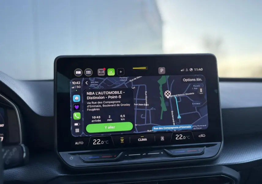 Écran tactile central du tableau de bord de la SEAT LEON ST 2.0 TDI 115 Style affichant la navigation GPS.