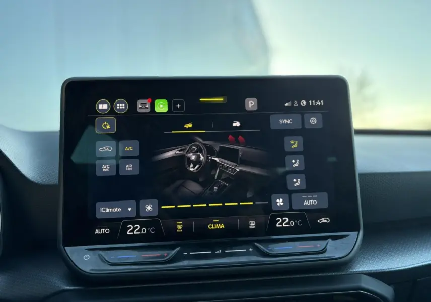 Écran tactile central du tableau de bord du SEAT LEON ST 2.0 TDI 115 Style affichant les réglages de climatisation.