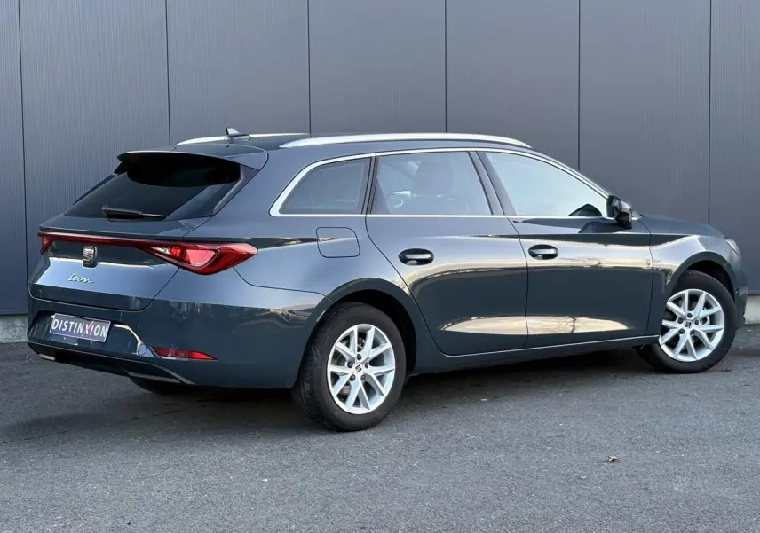 Vue 3/4 arrière droite d'une SEAT Leon ST 2025 bleu Fjord avec jantes alliage et vitres arrière surteintées.