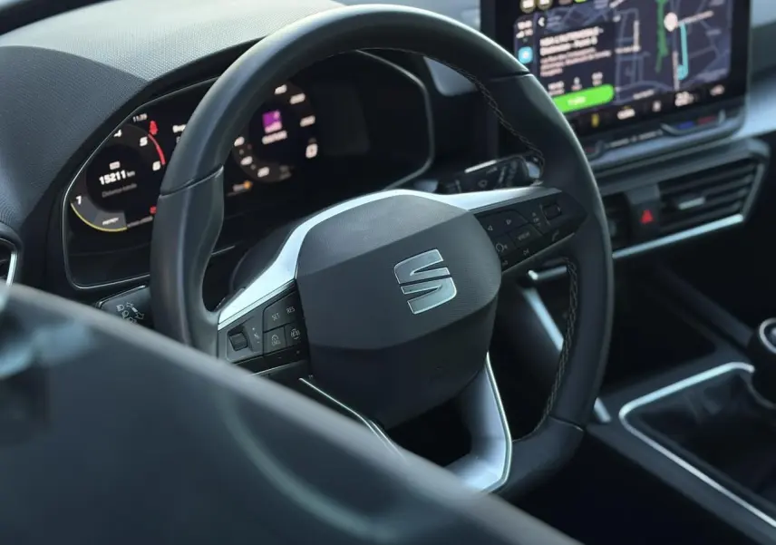 Vue rapprochée du volant cuir multifonction et du tableau de bord numérique du SEAT LEON ST 2.0 TDI 115 Style.