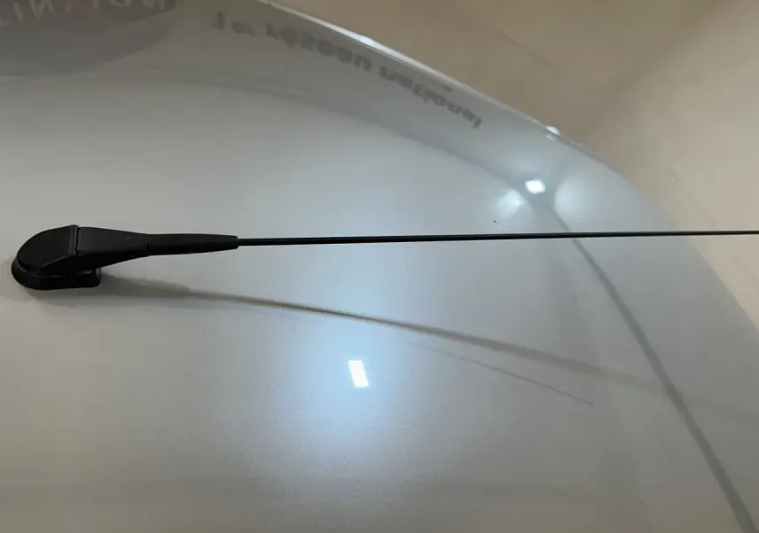 Gros plan sur l'antenne radio noire sur le toit bleu métallisé de l'AIXAM AMBITION 0.5 CITY PACK 2026.