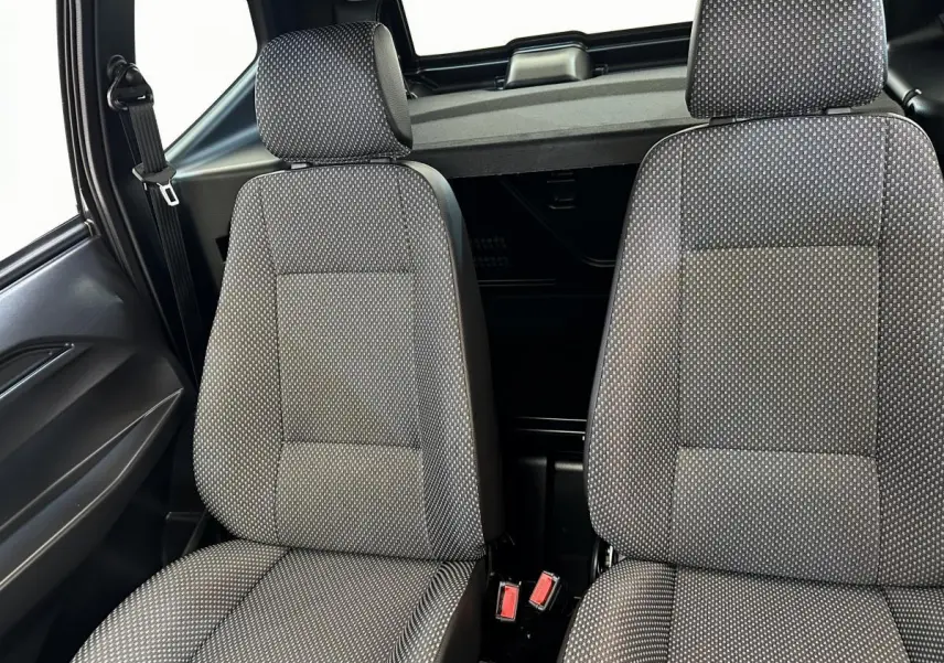 Vue intérieure sur les sièges avant gris à motifs de l’AIXAM AMBITION 0.5 CITY PACK 2026, sans visibilité extérieure.