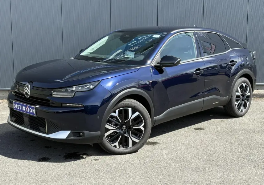 Vue 3/4 avant droite d'une Citroën C4 Hybrid 145 bleu Eclipse avec jantes alliage et phares LED distinctifs.