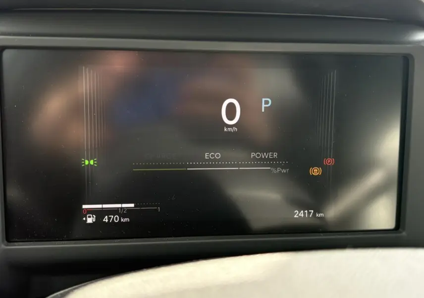 Affichage numérique du tableau de bord de la Citroën C4 Hybrid 145, montrant vitesse à 0 km/h et autonomie 470 km.