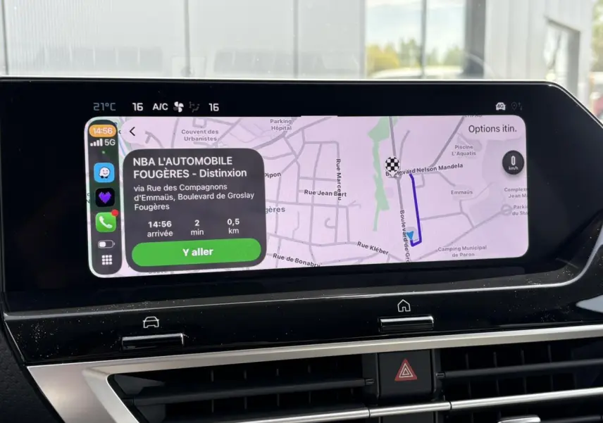 Écran tactile central du tableau de bord de la Citroën C4 Hybrid 2025 affichant la navigation GPS en mode itinéraire.