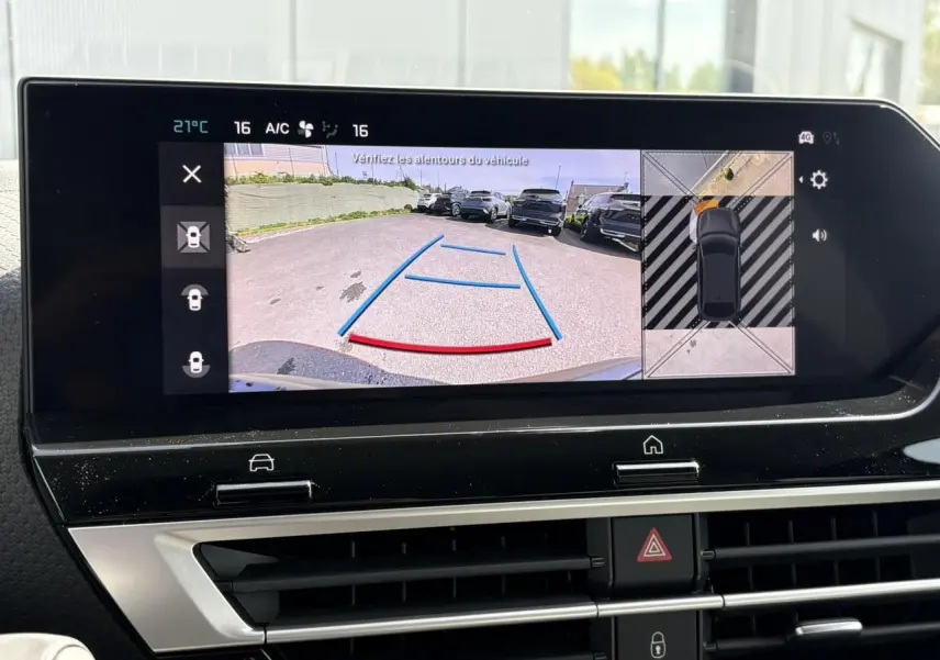 Écran tactile de la Citroën C4 Hybrid 145 en bleu Eclipse montrant la caméra 360° et l’aide au stationnement arrière.