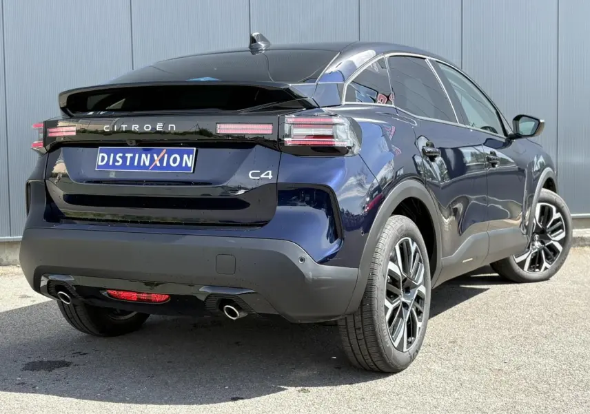 Vue 3/4 arrière droite d'une Citroën C4 Hybrid 145 bleu Eclipse avec feux LED et jantes alliage 18 pouces.