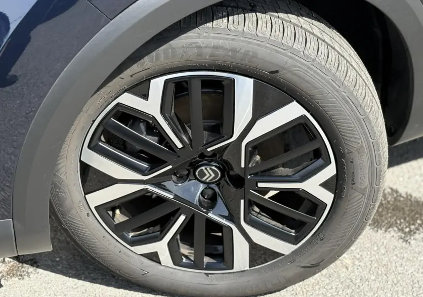 Gros plan sur la jante alliage 18'' diamantée noire et argentée du côté droit d'une Citroën C4 Bleu Eclipse.