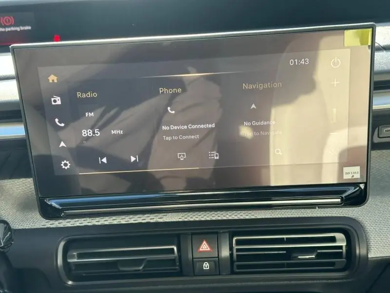 Écran tactile central du tableau de bord de la Citroën C3 Aircross 2026, affichant radio, téléphone et navigation.