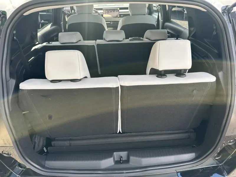 Vue arrière ouverte du Citroën C3 Aircross noir 2026, montrant les trois rangées de sièges avec appuie-têtes blancs.