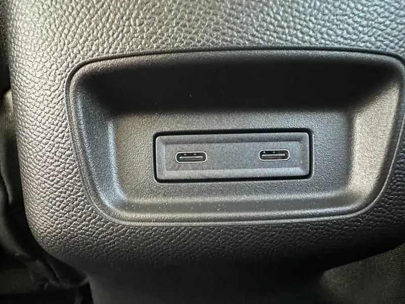 Gros plan sur deux prises USB-C noires intégrées dans la console intérieure du Citroën C3 Aircross noir.