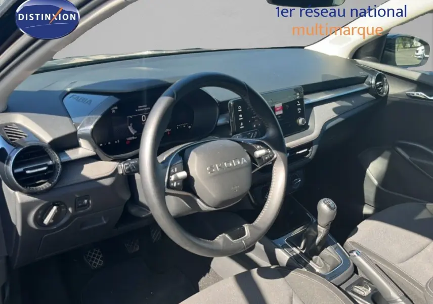 Intérieur de la Skoda Fabia 2025 en vue avant, volant multifonction et tableau de bord numérique visibles.