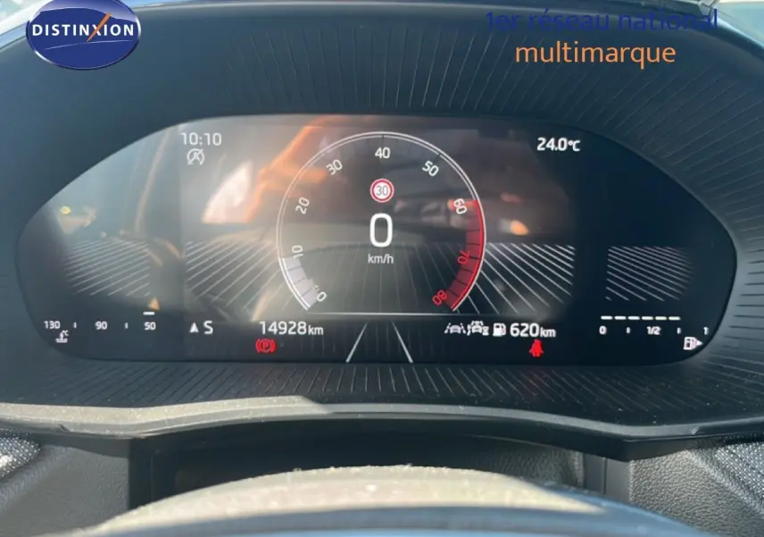 Tableau de bord numérique de la Skoda Fabia 2025, affichage vitesse et informations à 0 km/h, vue frontale intérieure.