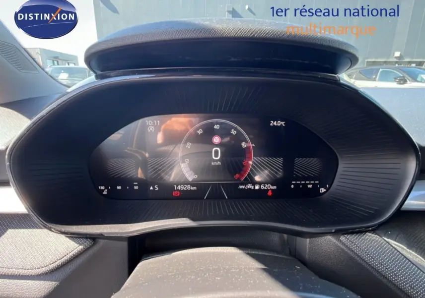 Vue rapprochée du tableau de bord numérique de la Skoda Fabia 2025 en noir magique métal, affichant 14 928 km.